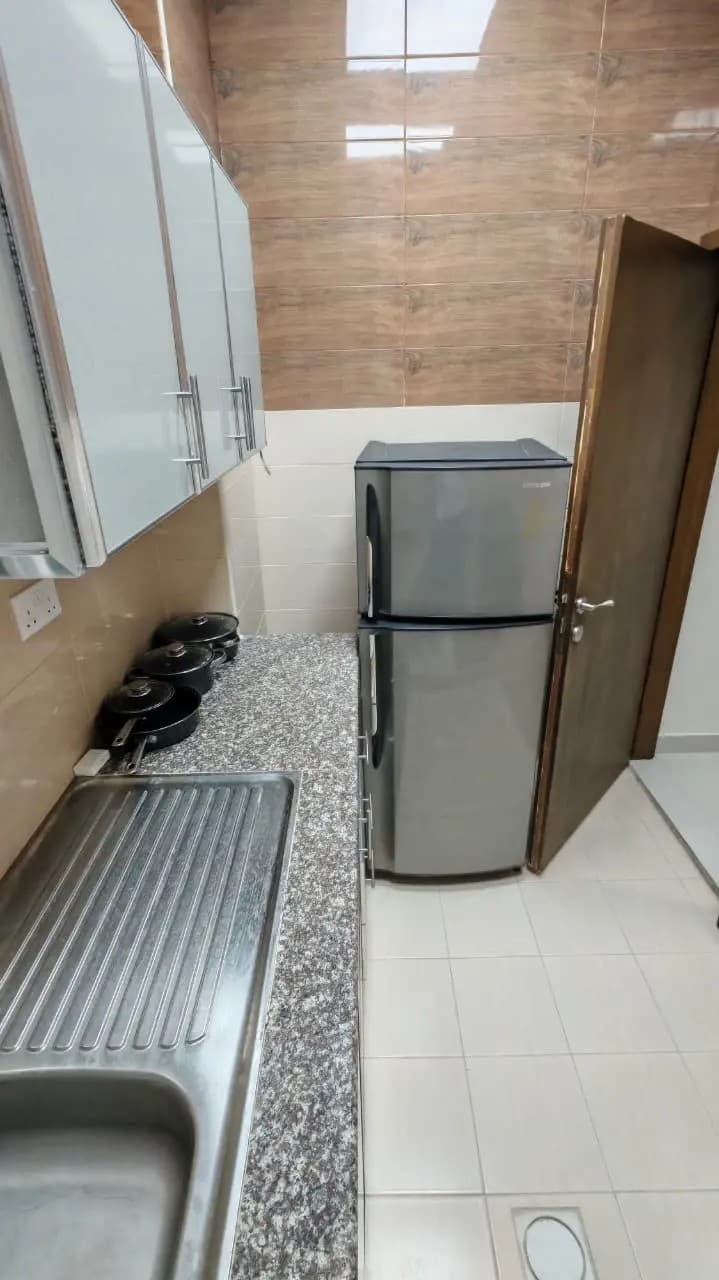 المطبخ وغرفة الطعام في استيديو غرفة وصالة