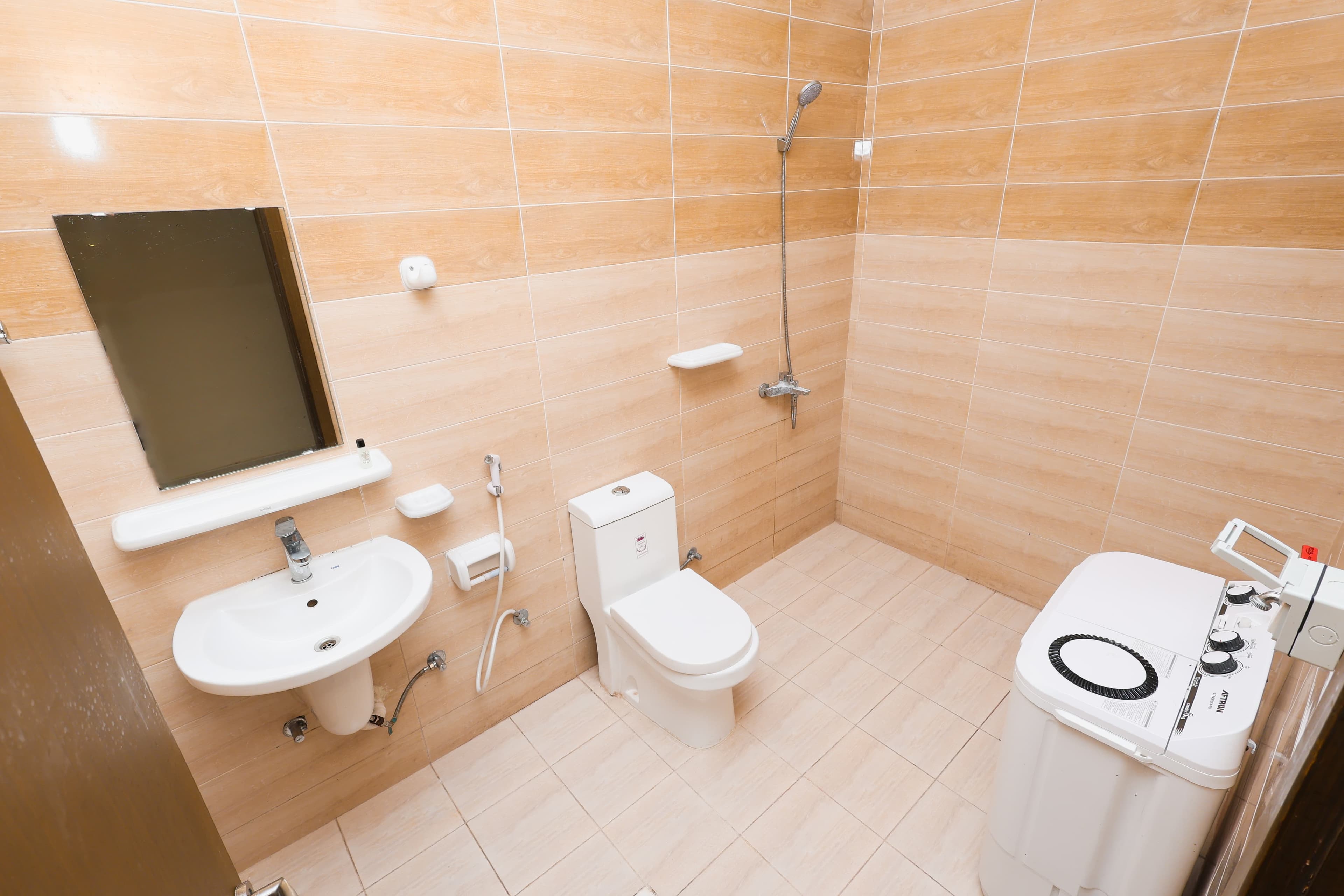 الحمام في شقة شقة غرفتين و حماميين و صالة المفروشة